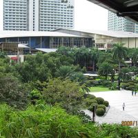 ホテル前の緑の多いショップ街