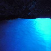 クロアチアにもあります。青の洞窟