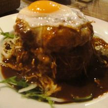 ロコモコです　ジューシーなハンバーグとたっぷりのソース絶品