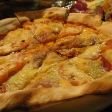 具沢山のピザです　これも名物