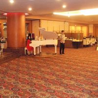 朝食会場にて。朝はピアノ演奏をして下さいます。