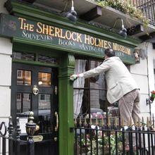 シャーロック・ホームズ博物館にて窓を拭くオジサン☆