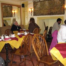 狭い店内、いつも混んでいて落ち着かない