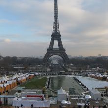 エッフェル塔をバックに最高のロケーション！