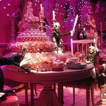 ショウ・ウィンドウの人形劇は子供たちに人気☆