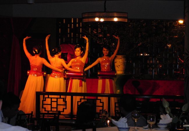 舞台では、ジャズの生演奏、ベトナム舞踊が入れ替わり見れる