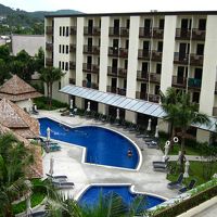 変形型のプールが印象的。芝生には小鳥が集まってきます♪