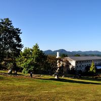 丘の上から本館を・・