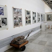 歴史博物館の紛争時に関する写真展示の一部。