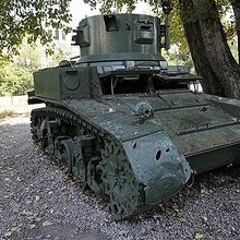 歴史博物館外側を回り込むと、戦車などが屋外展示されています。