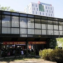 歴史博物館外側を回り込んだ所には、カフェも併設されています。