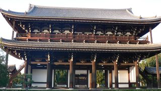 東福寺の三門・・・・・・・秋の陽光が射し、又違った美しさです。夕暮れ間近の東福寺も急ぎ足で・・・・