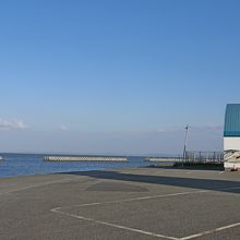 この後ろにある