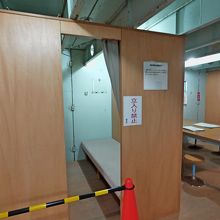隊員の個人部屋．列車寝台と同じくらいの大きさ