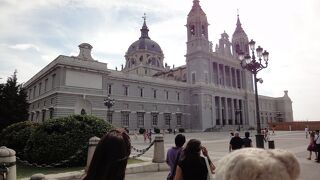 王宮のおとなりの聖堂です！