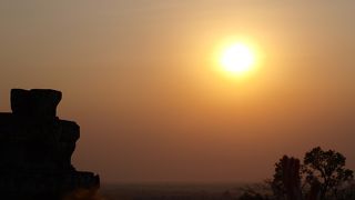 プノン・バケン頂上から拝む夕日。人が多かった。
