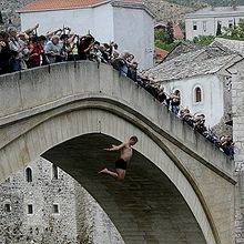 スターリ・モストからのダイビング・ショー。橋の上はすごい人出