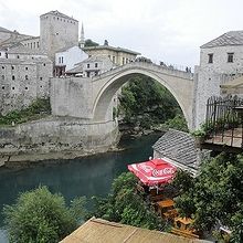 モスタル旧市街地のレストランから見たスターリ・モスト。