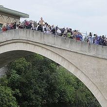スターリ・モストのダイビング開始間近。大勢の人が集まりま