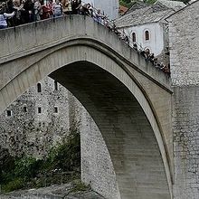 跳び込み役の男性登場。跳び込み前のポーズを取っています。