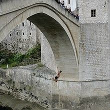 ネレトヴァ川へダイビングする男性。シャッター音と歓声がすごい