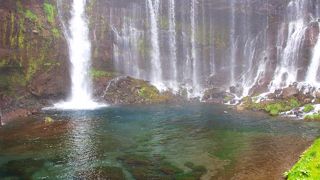 水量毎秒1.5トンの目を見張る滝