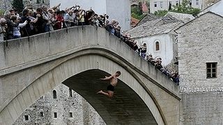 スターリ・モストからの跳び込みショーはハラハラドキドキ