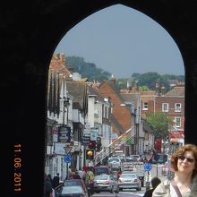 内側からゲート越しに城壁の外を覗いて