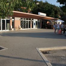 フヴァルのバスターミナル、向こう側の広い道からタクシーに乗る