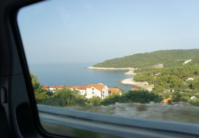 フヴァルの街～スタリ・グラード港へのタクシー移動