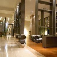 ロビー広々きれい。客室もそうですがドアがでかい！