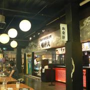 高知城の直ぐ近くに広め市場があります。その中の中央に大きく店構えをした『明神丸』たたきはここで手軽にいただけます