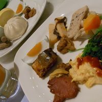 朝食。お粥もあります。点心がほかほかおいしい。