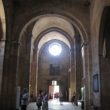 静かで厳かな雰囲気です