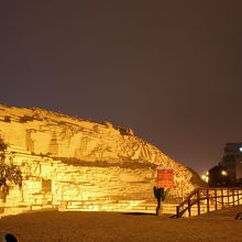 夜はライトアップされるアドベレンガの遺跡（神殿か？）