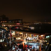 夜もたくさんの人で賑わうショッピングスポット、ラルコ・マル