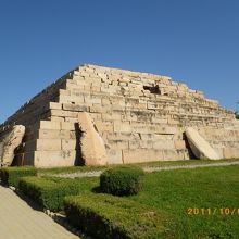 東洋ピラミッドと呼ばれる見事な陵墓