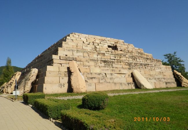 東洋ピラミッド。見事な花崗岩作りの陵墓