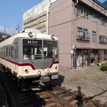 トロッコだけでなく、普通の電車も通ります。
