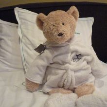 ホテルベッドで歓迎してくれたクマのぬいぐるみ