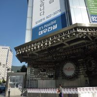 右手前はファッションビルの釜山ミリオレ。向いはセブンイレブン