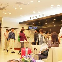 喫煙コーナーからのフロント、。左横に無料のＰＣが。