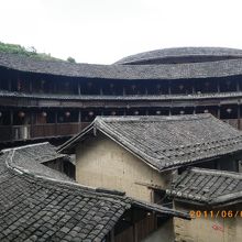 余慶楼は2重円楼。真ん中の祖楼の周りに1階だての円楼が。