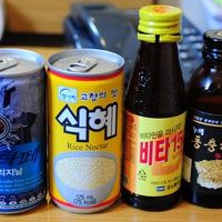 冷蔵庫にある飲み物はサービスだそうです。