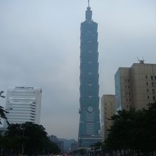 こういった高い建物は写真に撮るのが大変です