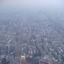 鉄柵から、手を出して、何とか写真を撮りました