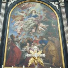 正面に掲げられた絵