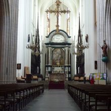 聖母大聖堂の中正面をみる