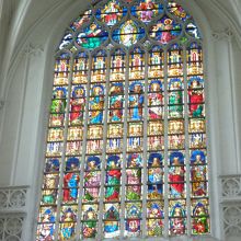 聖母大聖堂の左側のステンドグラス