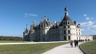 雄大な敷地に豪華なシャトー